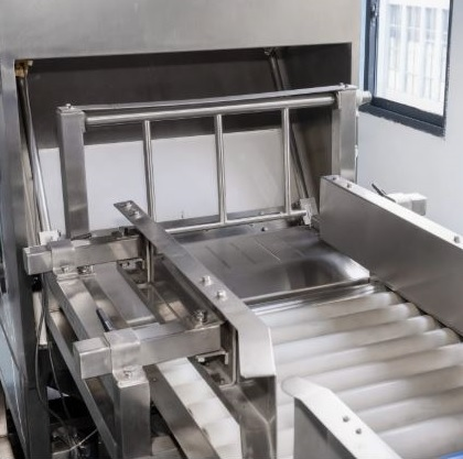 Bag emptying machine